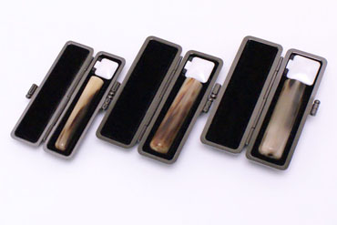 実印・銀行印・認め印セット 牛角・濃色　実印18.0mm【ブラックメタル枠】